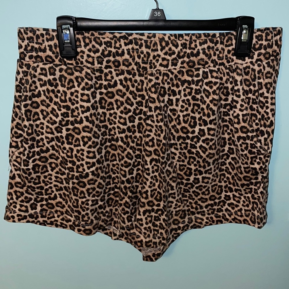 💙 H&M- Leopard Print Shorts